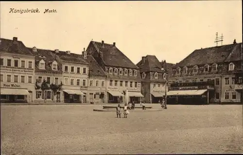 Ak Königsbrück in der Oberlausitz, Marktplatz, Springbrunnen, Zigarrenläden, Zum schwarzen Adler