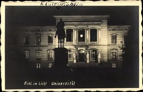Foto Ak Kiel, Nachtbeleuchtung, Universität, Kaiser Wilhelm Reiterdenkmal