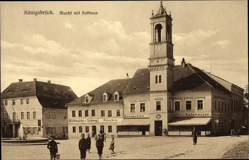 Ak Königsbrück in der Oberlausitz, Marktplatz, Rathaus, Polizeiwache, Springbrunnen, Kinder