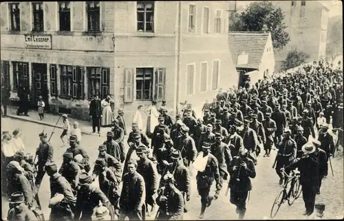 Ak Königsbrück in der Oberlausitz, Transport französischer Kriegsgefangener, I. WK, Schuhmacher