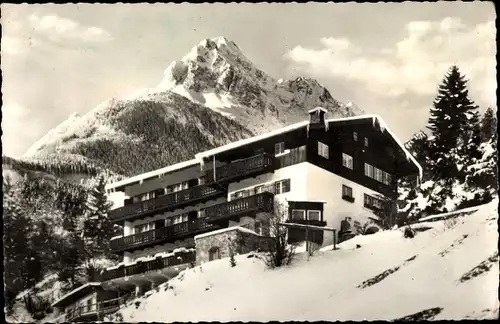 Ak Mittenwald in Oberbayern, Hotel Pension Haus am Lärchenhang, Winter