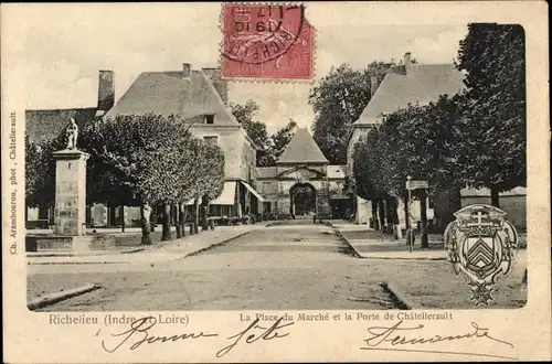 Ak Richelieu Indre et Loire, La Place du Marché et la Porte de Chatellerault