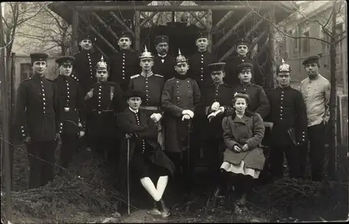 Foto Ak Deutsche Soldaten in Uniformen, Gruppenportrait, Schwabe in Tracht