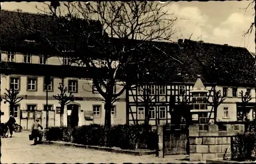 Ak Uebigau Wahrenbrück Brandenburg, Rathaus mit Stadtwappen Brunnen