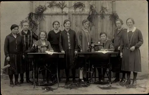 Foto Ak Nähschule 1928, Nähmaschinen, Köhler, Dürkopp, Näherinnen, Gruppenfoto