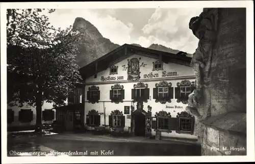 Ak Oberammergau in Oberbayern, Kriegerdenkmal m. Kofel, Gasthaus zum weißen Lamm