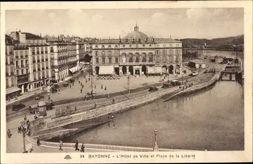 Ak Bayonne Pyrénées Atlantiques, L'Hôtel de Ville et Place de la Liberté