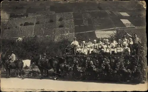 Foto Ak Weinlese, Beschmückter Winzerwagen, Weinfelder