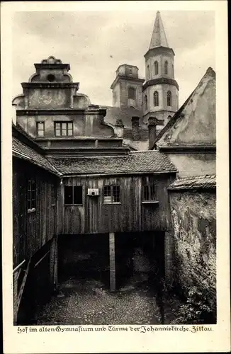 Ak Zittau in der Oberlausitz, Hof im alten Gymnasium u. Türme der Johanniskirche