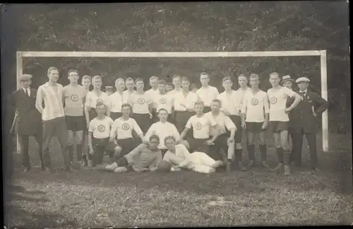 Foto Ak Jever in Friesland, Gruppenbild, Fußballmannschaft in Trikots