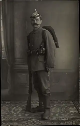 Foto Ak Deutscher Soldat in Uniform, Ausrüstung, Pickelhaube, Gewehr