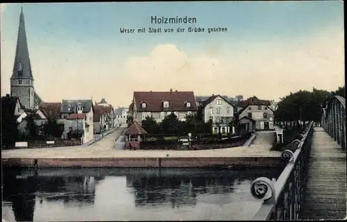 Ak Holzminden in Niedersachsen, Weserpartie, Teilansicht der Stadt, Kirche, Blick von der Brücke