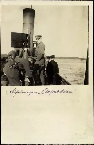 Foto Ak Deutsches Kriegsschiff, Matrosen und Soldaten auf einem Kriegsschiff