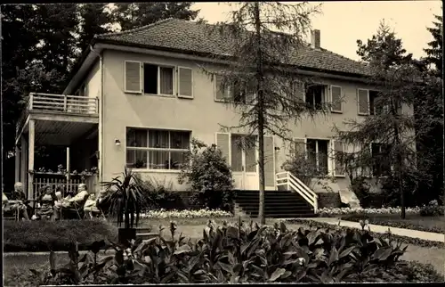 Ak Neuglobsow Stechlin Brandenburg, FDGB Ferienheim Haus Waldfrieden, Totalansicht, Garten, Senioren