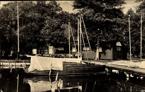 Ak Fürstenberg an der Havel, Partie am Seeufer, Steg, angelegte Segelboote, Gebäude, Bäume