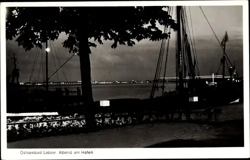 Ak Ostseebad Laboe in Schleswig Holstein, Hafenpartie am Abend, Segelschiff, Lichter