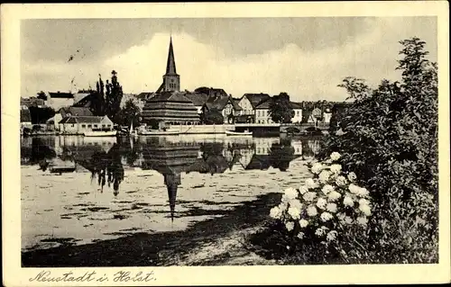 Ak Neustadt in Holstein, Uferpartie am Binnenwasser, Teilansicht vom Ort, Kirche