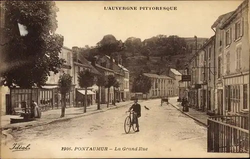 Ak Pontaumur Puy de Dôme, La Grand Rue, Radfahrer