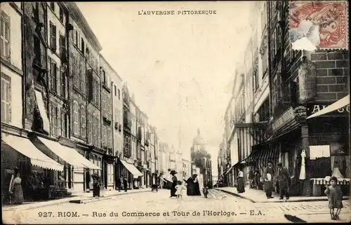 Ak Riom Puy de Dôme, Rue du Commerce et Tour de l'Horologe