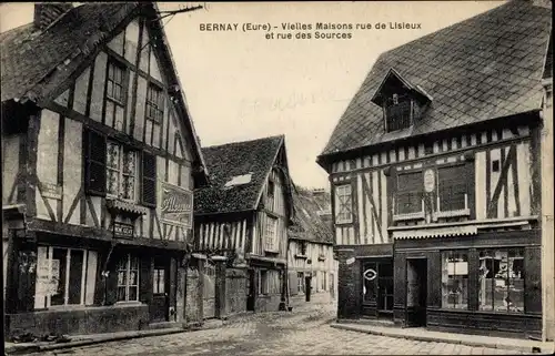 Ak Bernay Eure, Vielles Maisons rue de Lisieux et rue des Sources