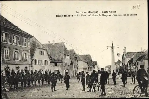 Ak Dannemarie Dammerkirch Elsass Haut Rhin, La Place, où flotte le Drapeau Français sur la Mairie