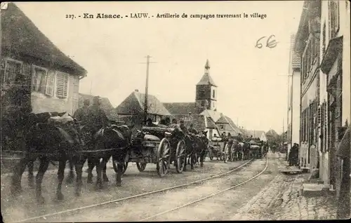 Ak Lauw Aue Elsass Haut Rhin, Artillerie de campagne traversant le village