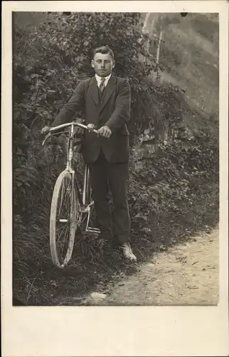 Foto Ak Mann im Anzug mit einem Fahrrad