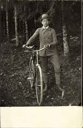 Foto Ak Mann mit einem Fahrrad, Hut