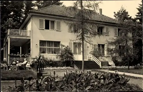 Ak Neuglobsow Stechlin Brandenburg, FDGB Ferienheim Haus Waldfrieden, Totalansicht, Garten, Gäste