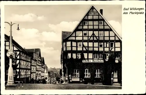 Ak Bad Wildungen in Nordhessen, Marktplatz, Löwen Apotheke, Stadtuhr, Fachwerkhäuser