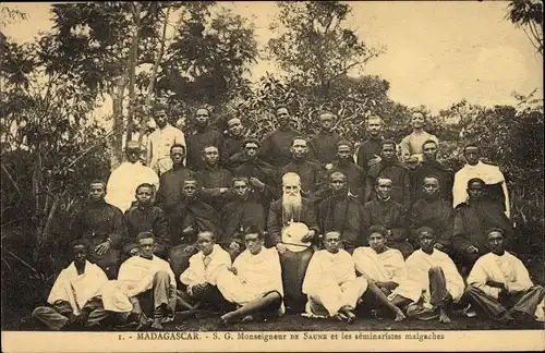 Ak Madagaskar, S. G. Monseigneur de Saune et les séminaristes malgaches