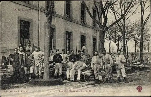 Ak Frankreich, A la Caserne, Grands Travaux de Propreté, Soldaten