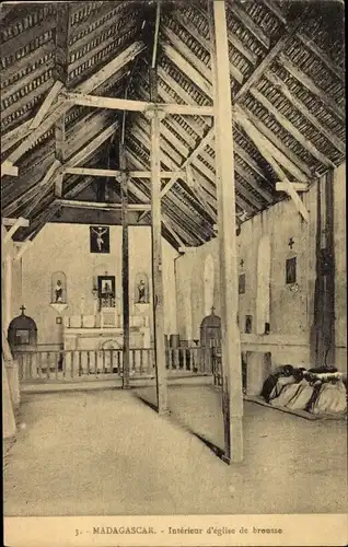 Ak Madagaskar, Intérieur d'église de brousse