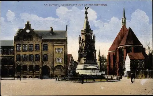 Ak Salzwedel in der Altmark, Schulplatz mit Kriegerdenkmal