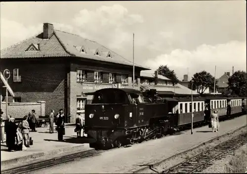 Ak Ostseebad Kühlungsborn, Molly auf dem Bahnhof, Gleisseite, Lok 99 323
