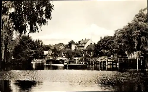 Ak Fürstenberg an der Havel, Partie am See, Steg, angelegte Dampfboote, Teilansicht vom Ort
