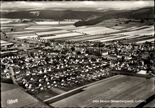 Ak Bevern Weserbergland, Totalansicht der Ortschaft, Fliegeraufnahme