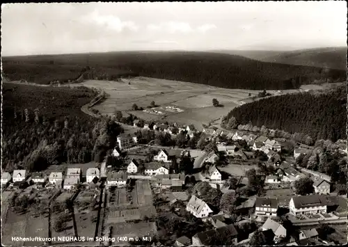 Ak Neuhaus im Solling Holzminden in Niedersachsen, Blick auf den Ort, Fliegeraufnahme