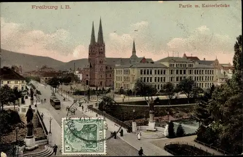 Ak Freiburg im Breisgau, Partie a. d. Kaiserbrücke, Vogelschau, Kirche, Straßenbahn, Dreisam