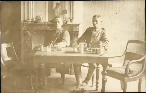 Foto Ak Zwei Soldaten an einem Esstisch, Kamin