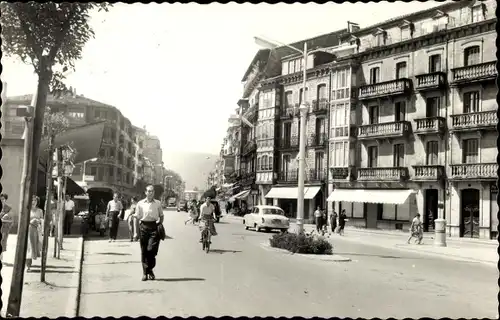 Ak Irún Irun Baskenland Spanien, Paseo Colon, Straßenpartie, Passanten