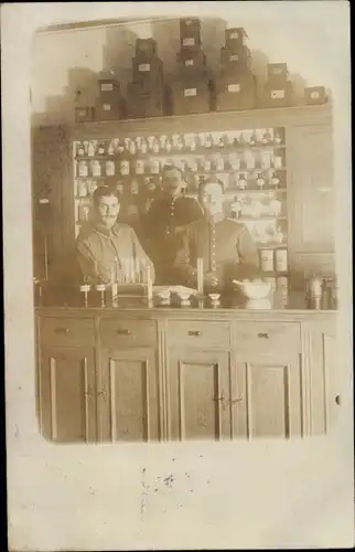 Foto Ak Deutsche Soldaten in einem Chemielabor, Chemieschrank