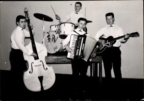 Foto Ak Musiker Quartett,  Kontrabass, Akkordeon, Gitarre, Schlagzeug