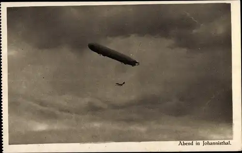 Ak Berlin Treptow Johannisthal, Abend am Flugplatz, Zeppelin