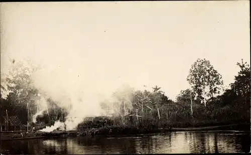 Foto Ak Papua Neuguinea, New Butam, Uferpartie, Feuer