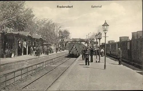 Ak Fredersdorf Vogelsdorf Brandenburg, Bahnhof, Gleisseite