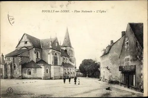 Ak Pouilly sur Loire Nièvre, Place Nationale, L'Église