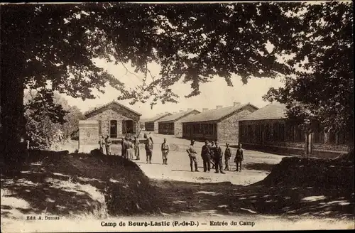 Ak Bourg Lastic Puy de Dome, Entrée du Camp