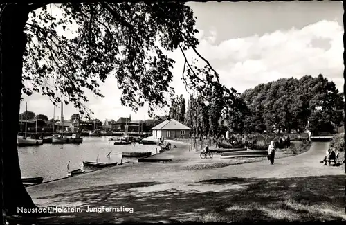 Ak Neustadt Holstein, Blick auf den Jungfernstieg, Ufer