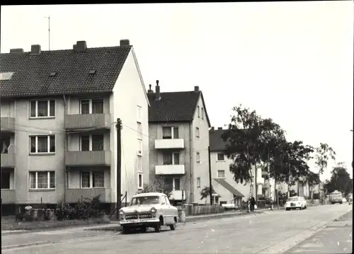 Foto Ak Deutschland, Straßenpartie, Häuserreihe, parkende Autos